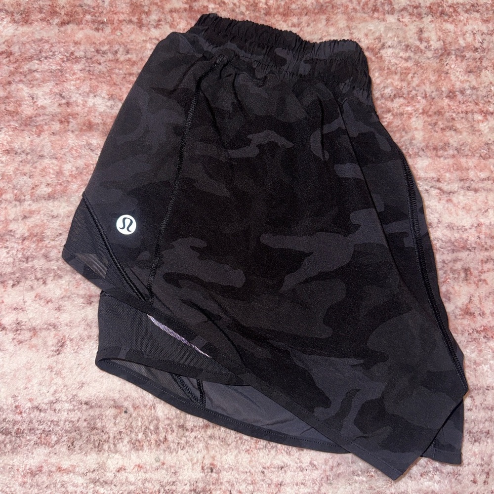 Lululemon Hotty Hot Low-Rise Lined Short 2.5” (camo)